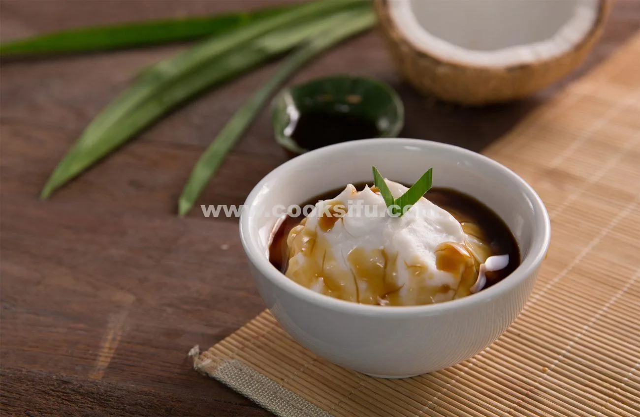 Indonesian Sweet Coconut Rice Porridge (Bubur Sumsum)